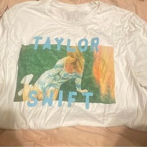 Taylor swift grassy photo shirt